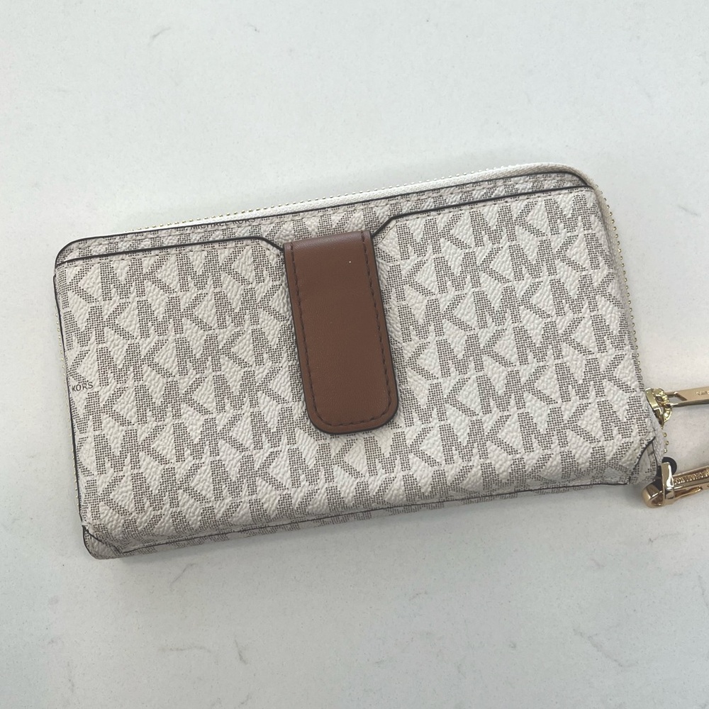 Michael Kor’s Jet Set Leather Wallet w/Phone Pocket - Picture 2 of 8